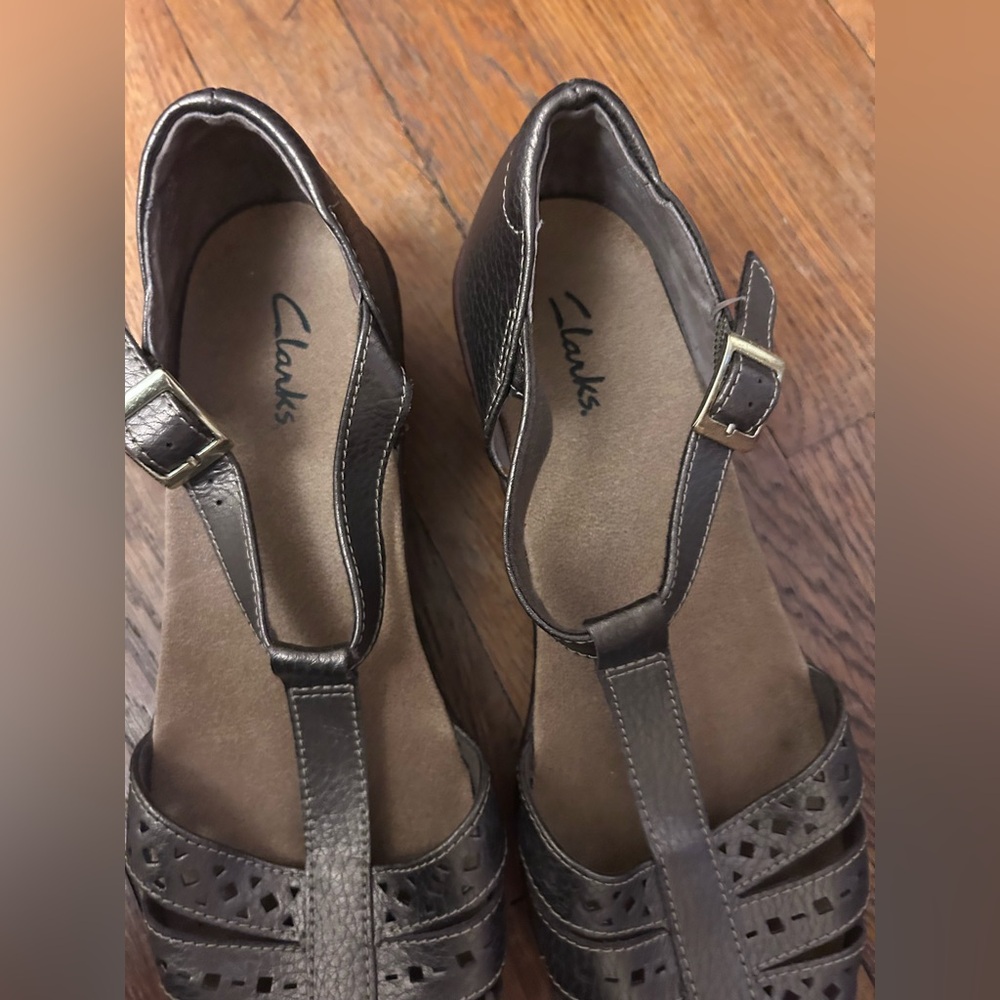 Clarks Women's Dark Brown T-Strap Sandals - Picture 3 of 8